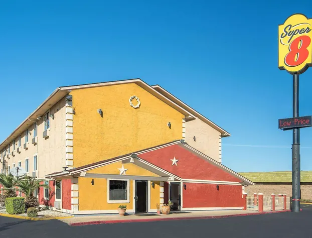 Super 8 by Wyndham San Antonio/I-35 North hotel detail image 4