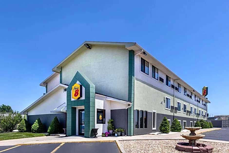 Super 8 by Wyndham Kansas City at Barry Road/Airport hotel hero
