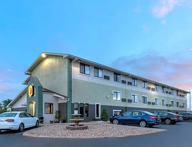 Super 8 by Wyndham Kansas City at Barry Road/Airport hotel detail image 1