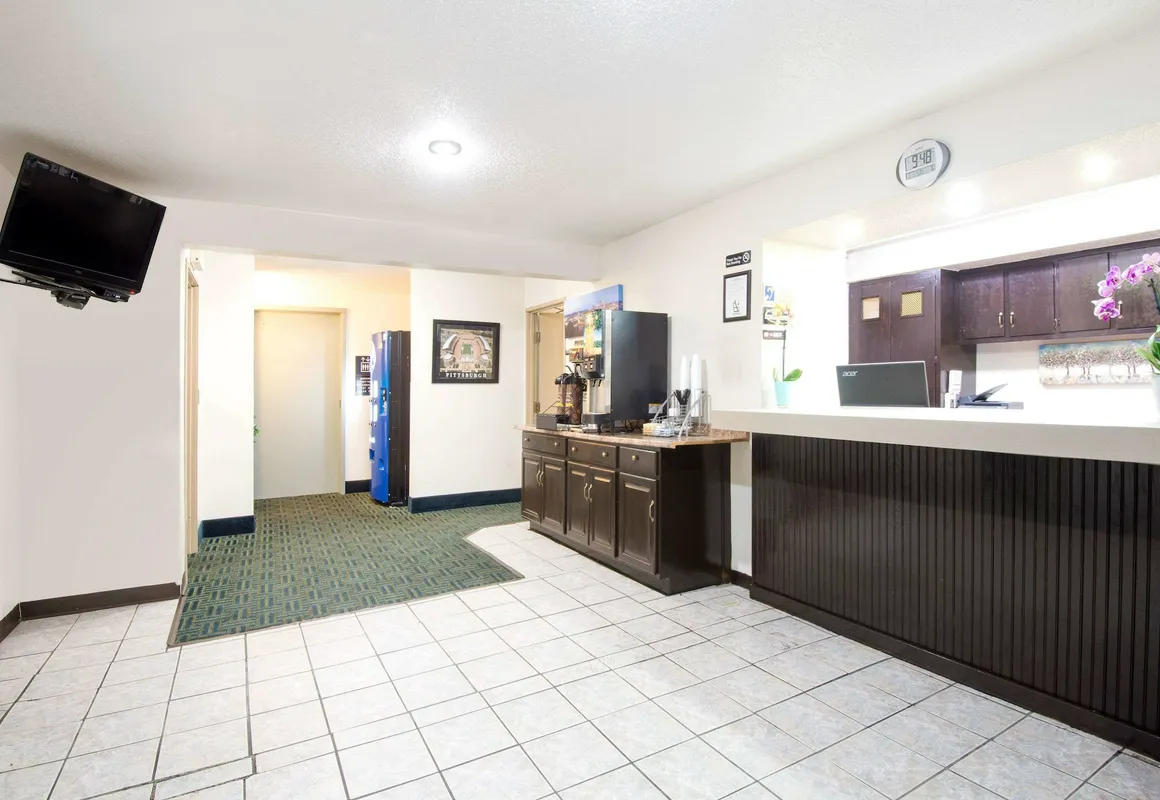 Super 8 by Wyndham Pittsburgh PA Airport/University Area hotel hero