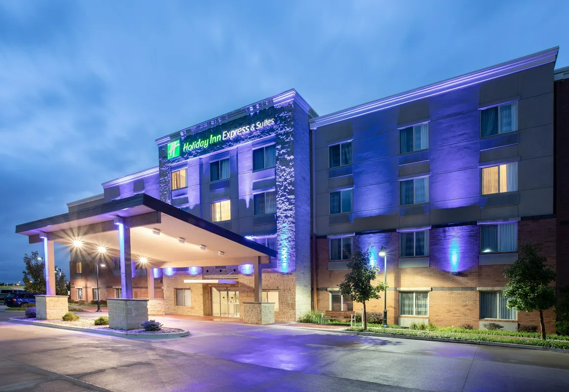 Holiday Inn Express & Suites Manhattan by IHG hotel hero