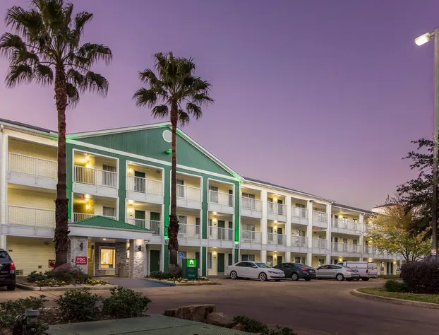 HomeTowne Studios by Red Roof Houston - Northwest hotel detail image 4