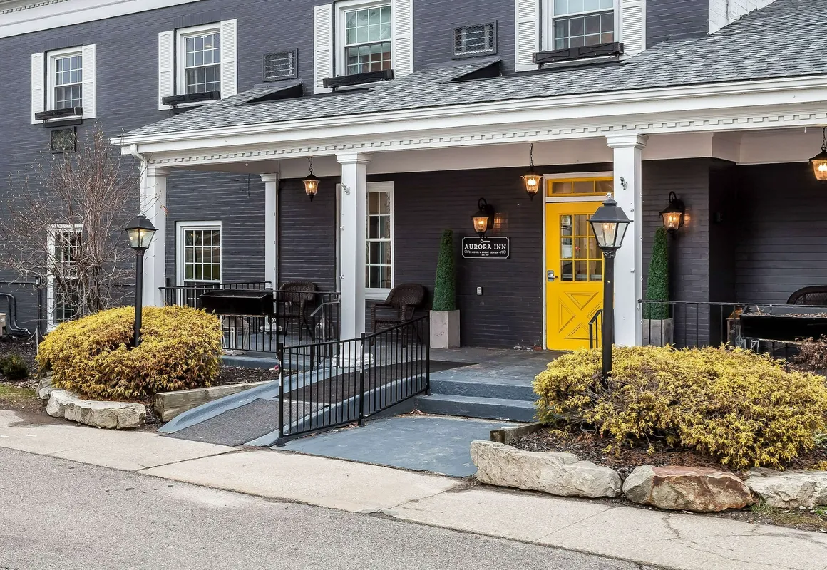 The Aurora Inn hotel hero
