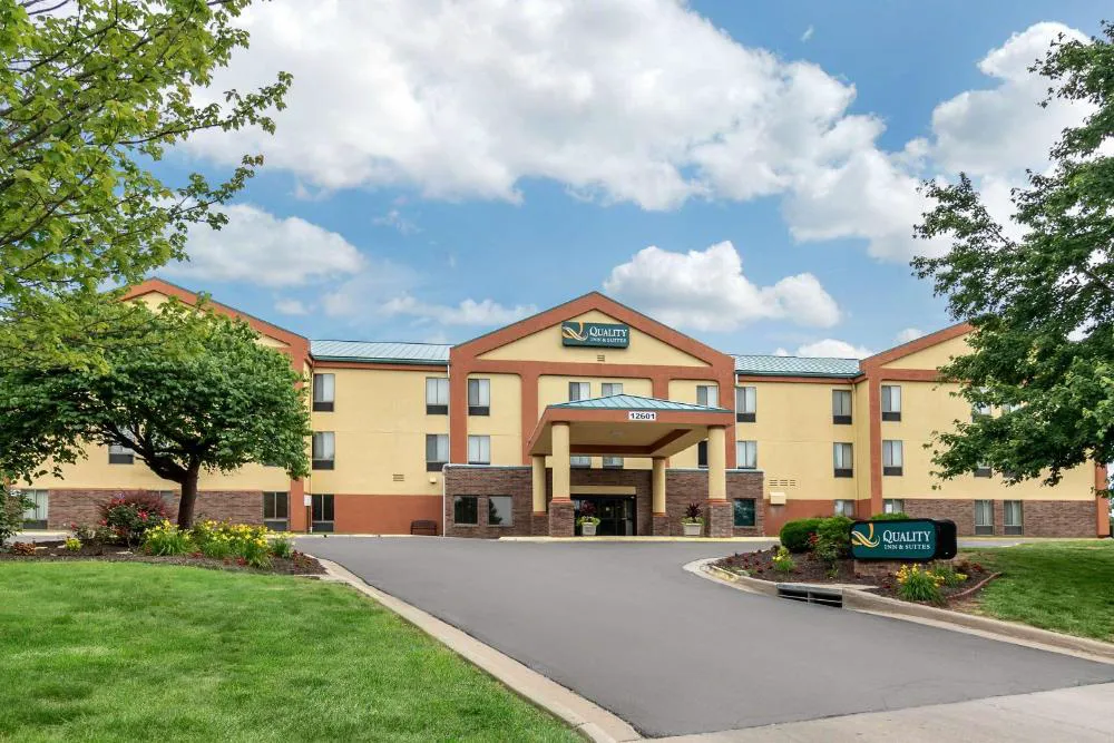 Quality Inn & Suites Lenexa Kansas City hotel hero