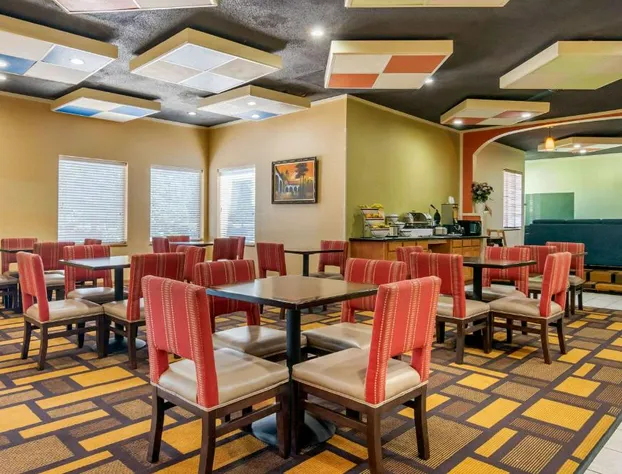 Quality Inn & Suites Lenexa Kansas City hotel detail image 4