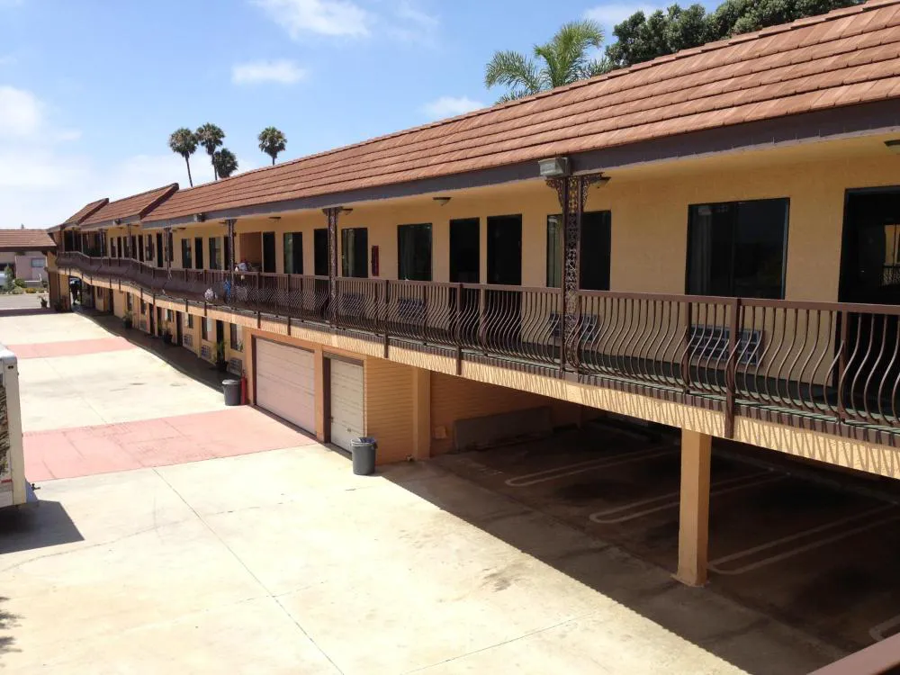 Del Amo Inn hotel hero