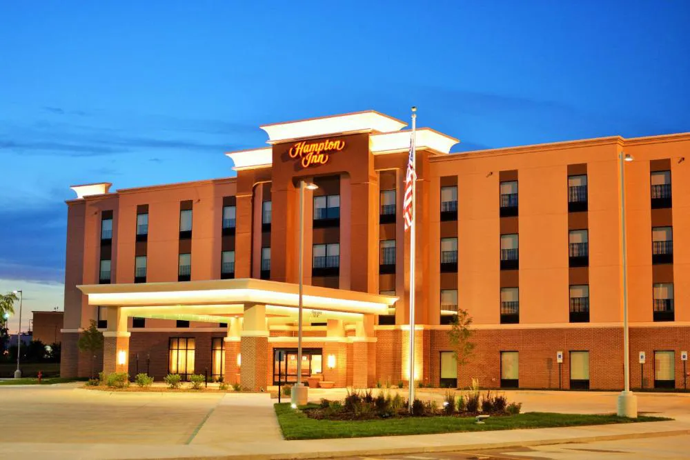 Hampton Inn Lincoln Airport hotel hero