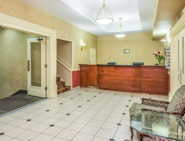 Howard Johnson by Wyndham Toronto Downtown West hotel detail image 3