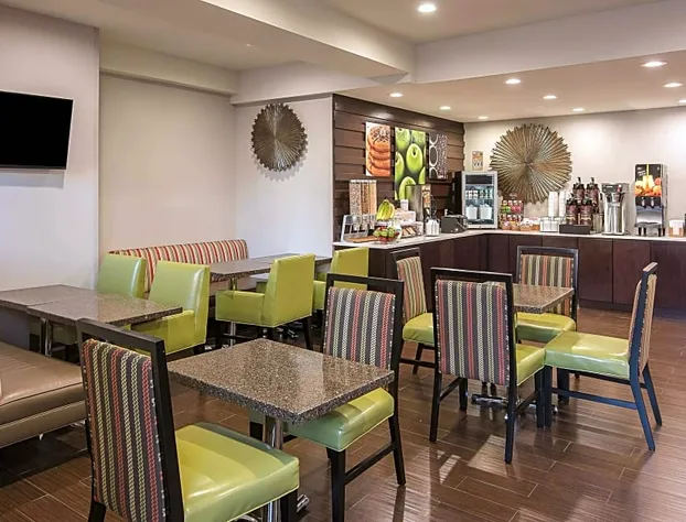 La Quinta Inn & Suites by Wyndham Brooklyn East hotel detail image 4