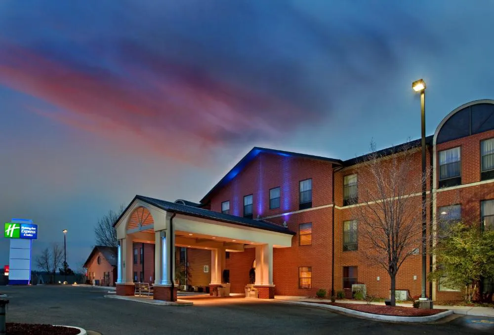Holiday Inn Express & Suites Batesville by IHG hotel hero