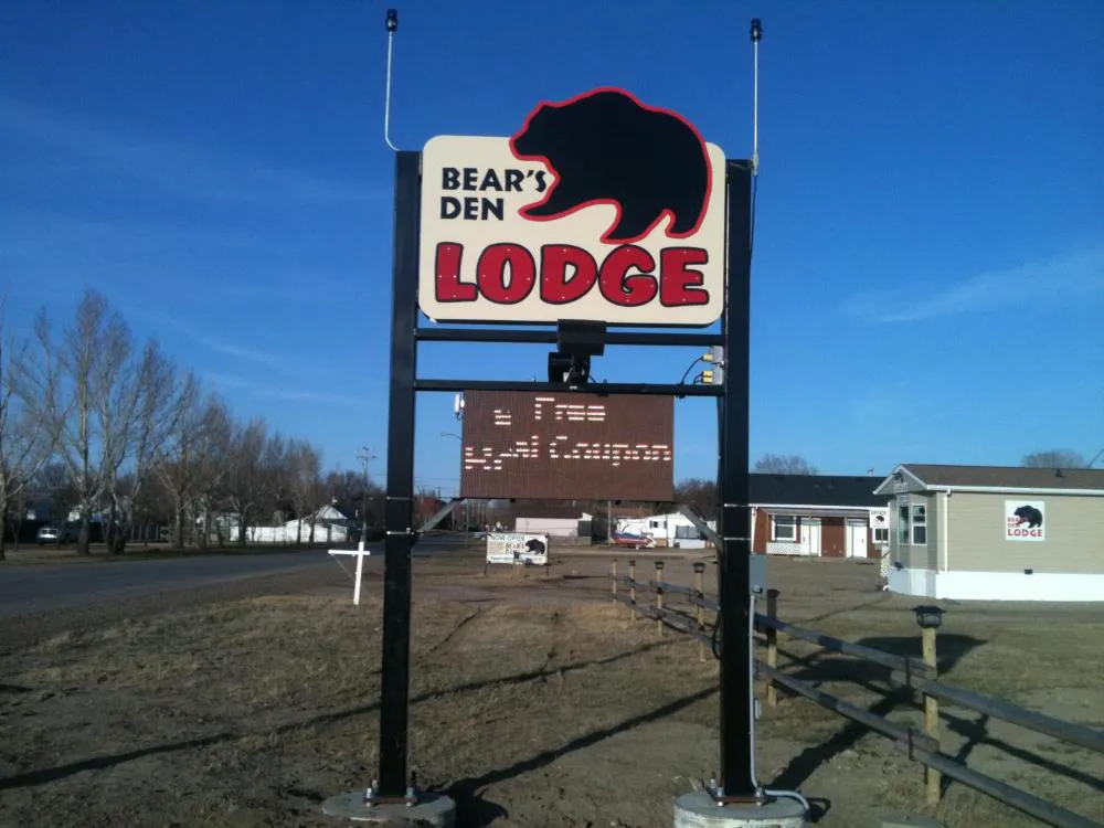 Bear's Den Lodge hotel hero