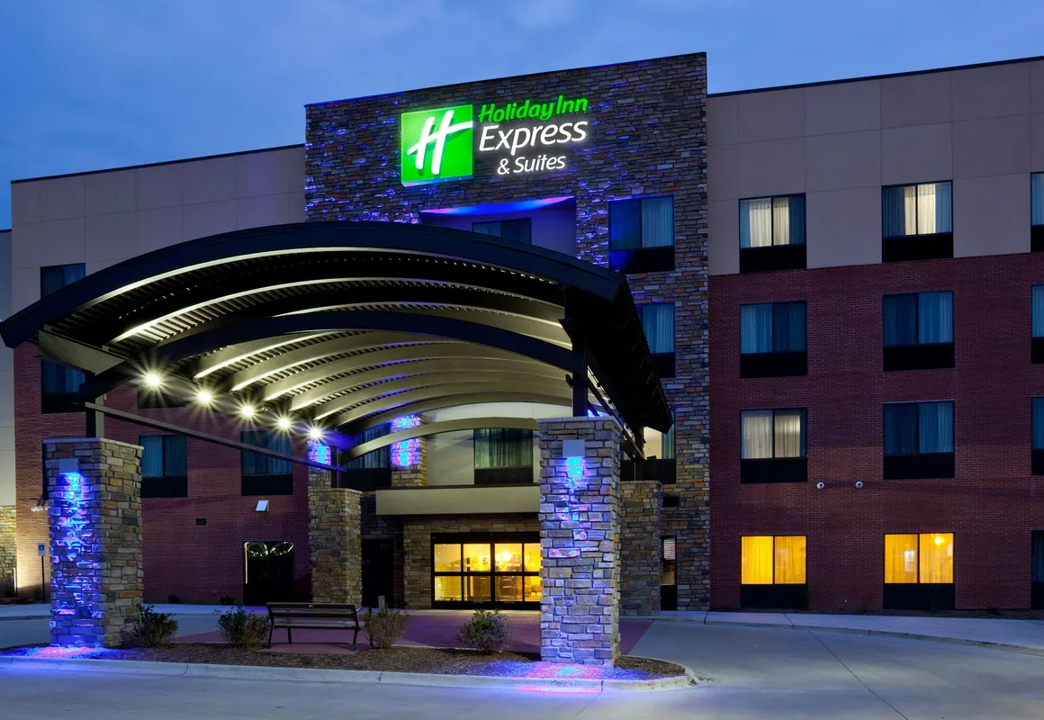 Holiday Inn Express & Suites Davenport by IHG hotel hero