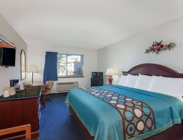 Super 8 by Wyndham Selma/Fresno Area hotel detail image 3