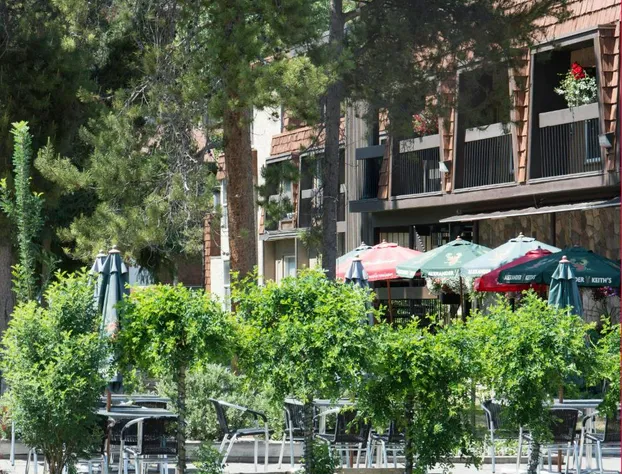 Tonquin Inn hotel detail image 2