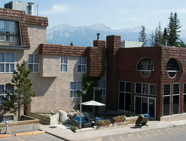 Tonquin Inn hotel detail image 1