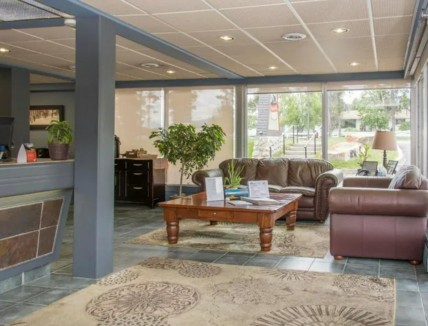 Tonquin Inn hotel detail image 3