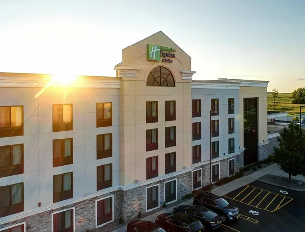 Holiday Inn Express Hotel & Suites Batavia - Darien Lake by IHG hotel detail image 1