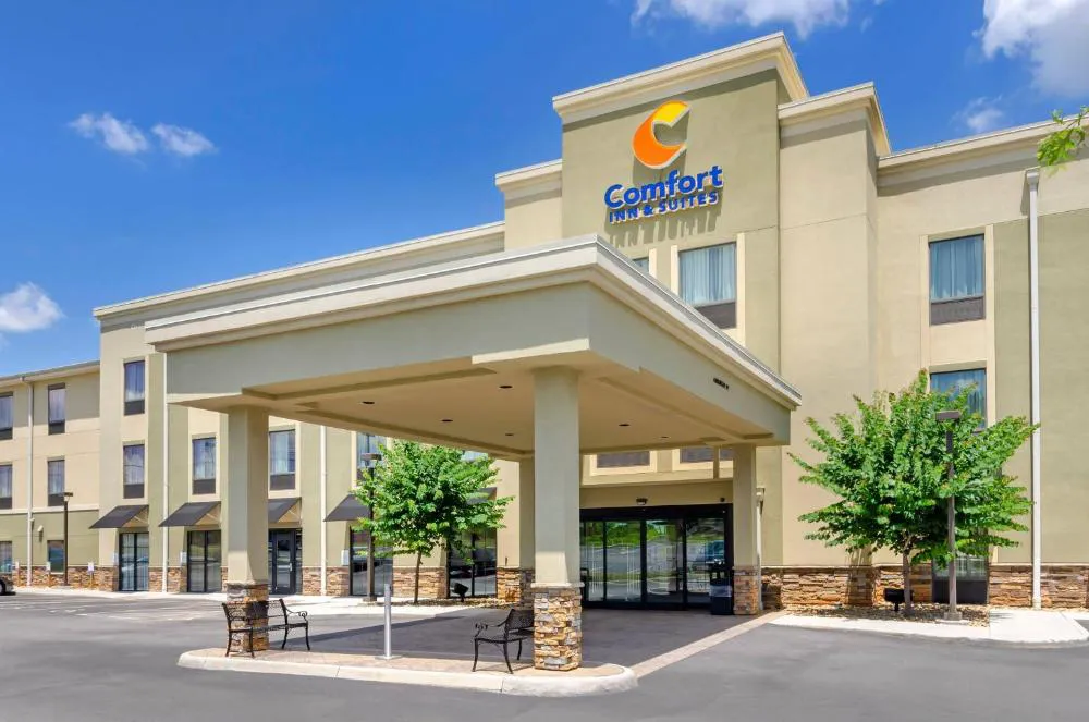 Comfort Inn & Suites Lynchburg Airport - University Area hotel hero