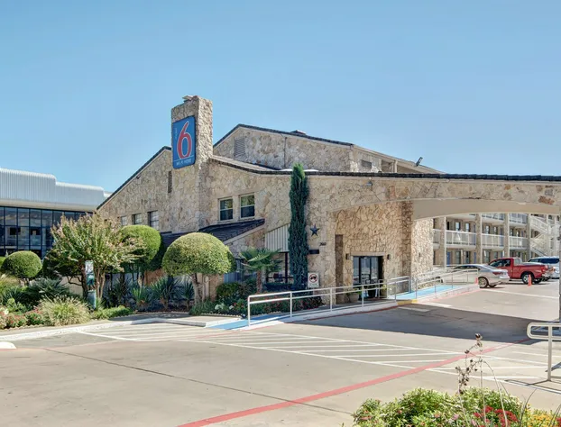 Motel 6 Dallas, TX - Forest Lane hotel detail image 1