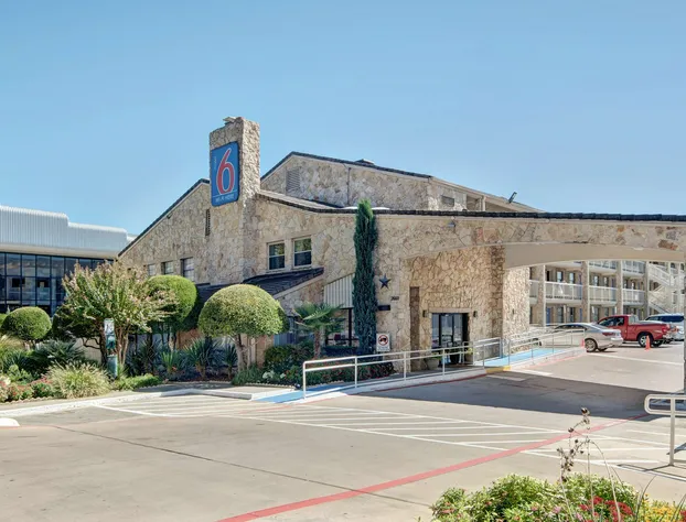 Motel 6 Dallas, TX - Forest Lane hotel detail image 1