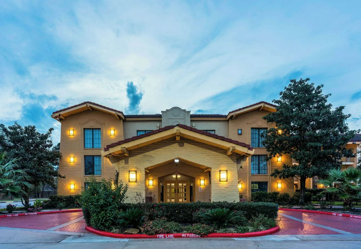 Super 8 by Wyndham The Woodlands North hotel hero