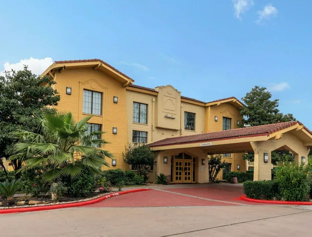 Super 8 by Wyndham The Woodlands North hotel detail image 1