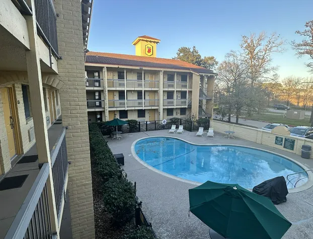 Super 8 by Wyndham The Woodlands North hotel detail image 2