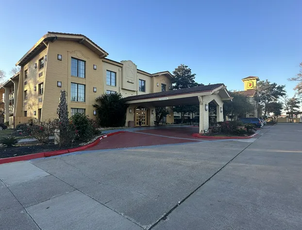 Super 8 by Wyndham The Woodlands North hotel detail image 3