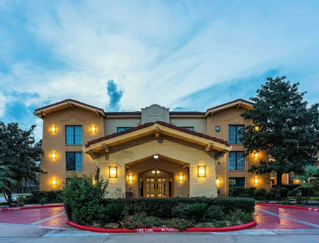 Super 8 by Wyndham The Woodlands North hotel detail image 3