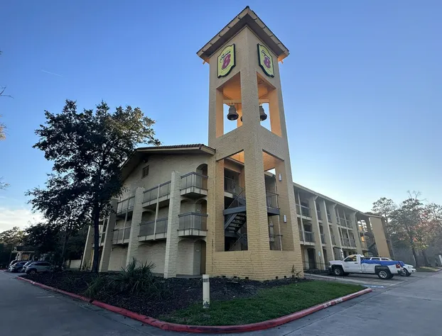 Super 8 by Wyndham The Woodlands North hotel detail image 4