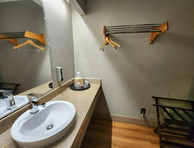 Americas Best Value Inn & Suites Little Rock at Scott Hamilton Dr hotel detail image 4