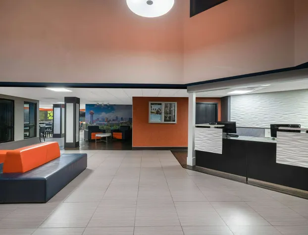 La Quinta Inn & Suites by Wyndham Knoxville East hotel detail image 3