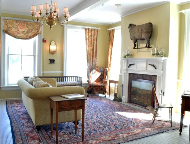 The Golden Lamb hotel detail image 3