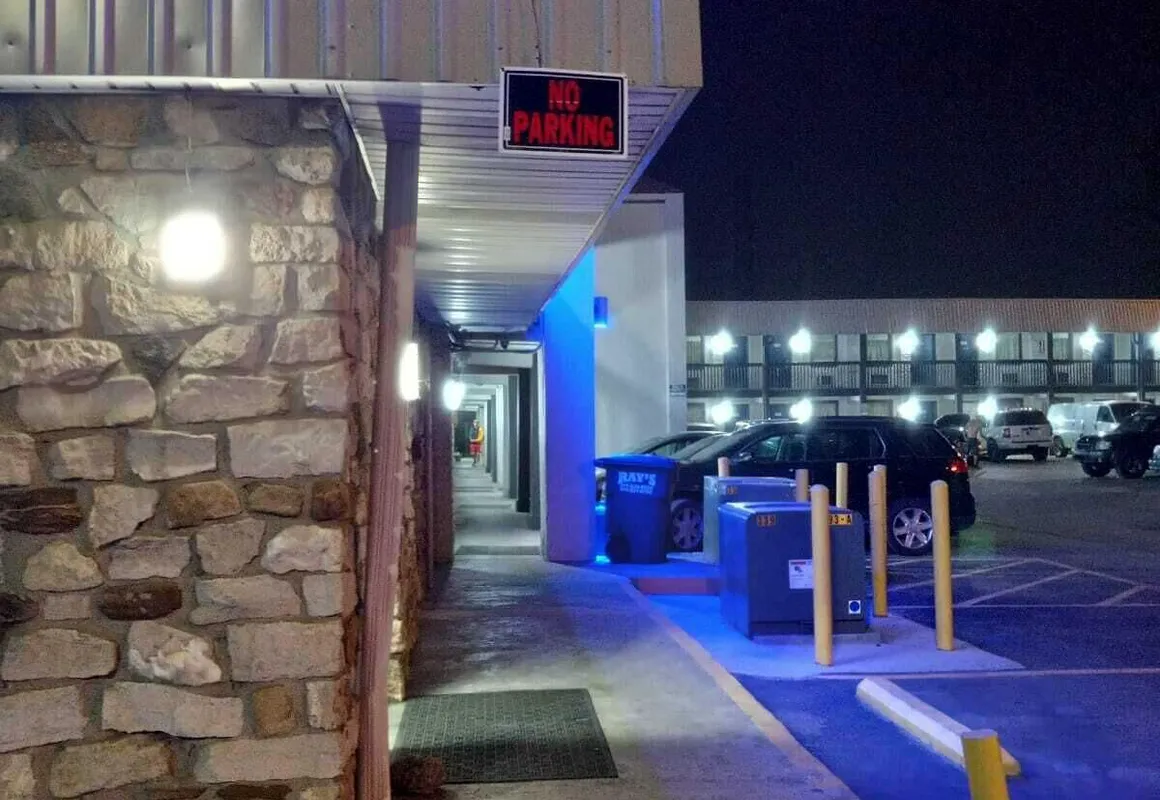 Hotel 465 by Regency Inn & Suites hotel hero