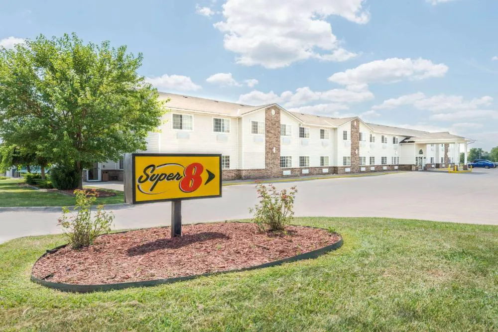 Super 8 by Wyndham Platte City Kansas City Area Airport hotel hero