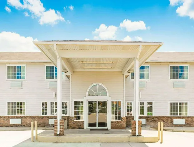 Super 8 by Wyndham Platte City Kansas City Area Airport hotel detail image 1