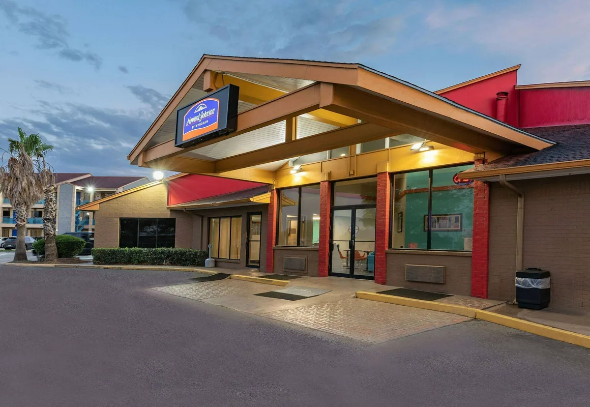 Howard Johnson by Wyndham Houston Hobby Airport hotel hero