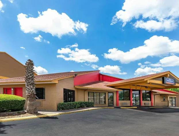 Howard Johnson by Wyndham Houston Hobby Airport hotel detail image 1