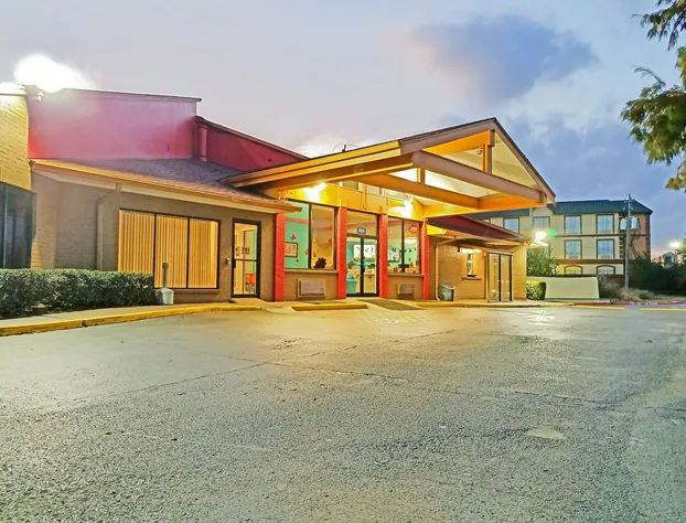 Howard Johnson by Wyndham Houston Hobby Airport hotel detail image 2