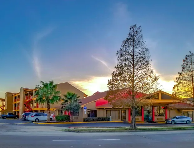 Howard Johnson by Wyndham Houston Hobby Airport hotel detail image 4