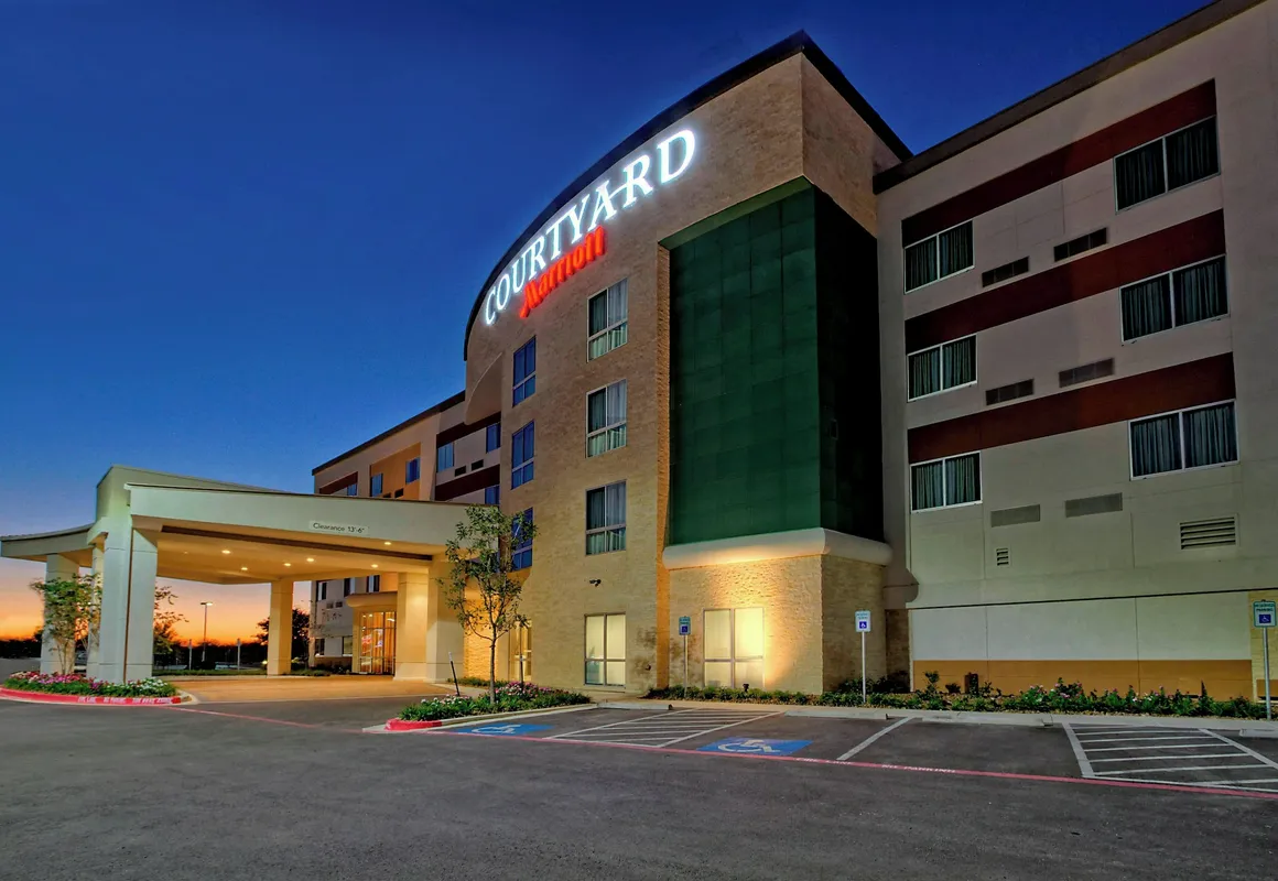 Courtyard San Marcos hotel hero