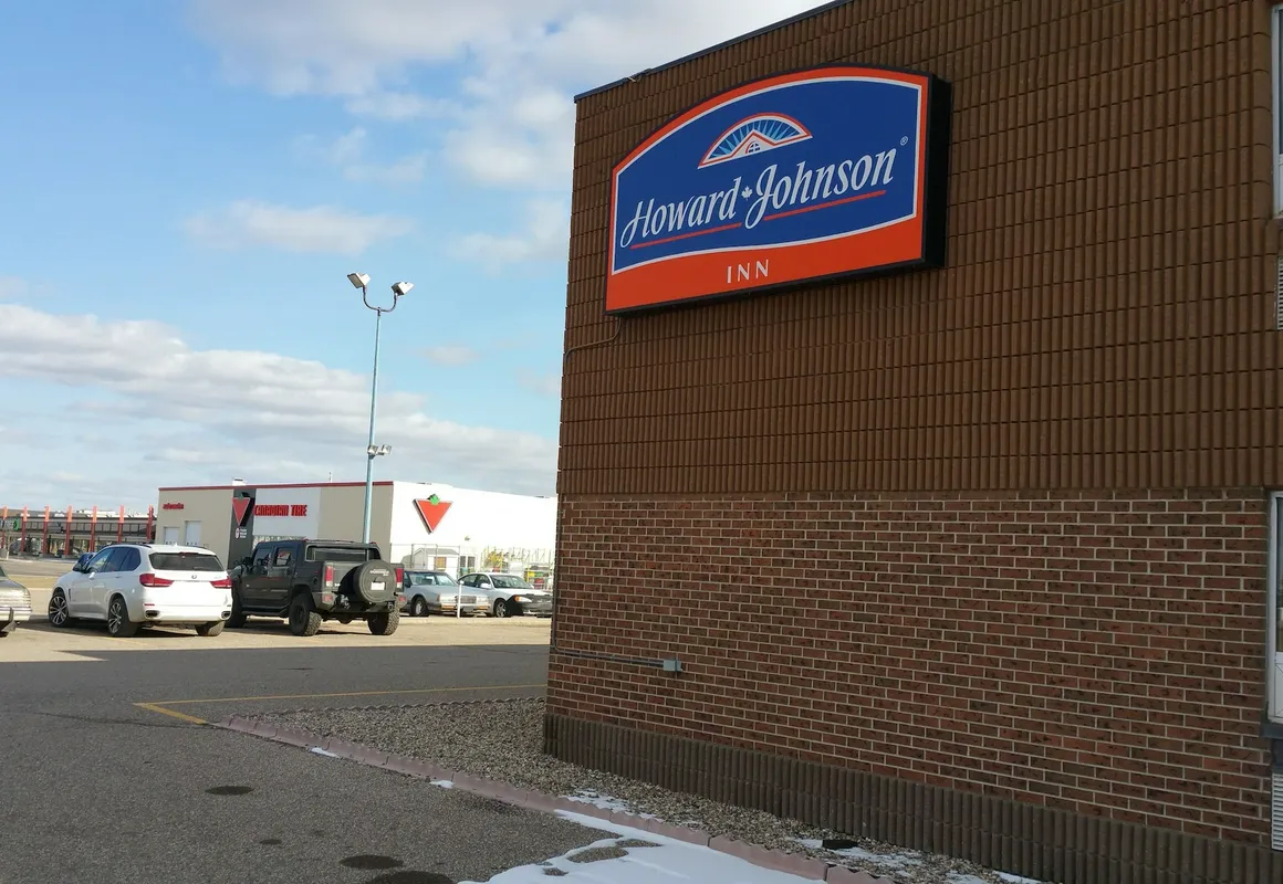 Howard Johnson by Wyndham Melville hotel hero