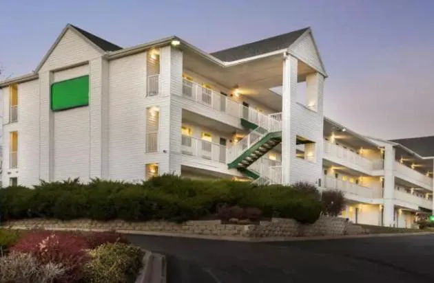 Birch Hill Suites Kansas City – Independence hotel hero