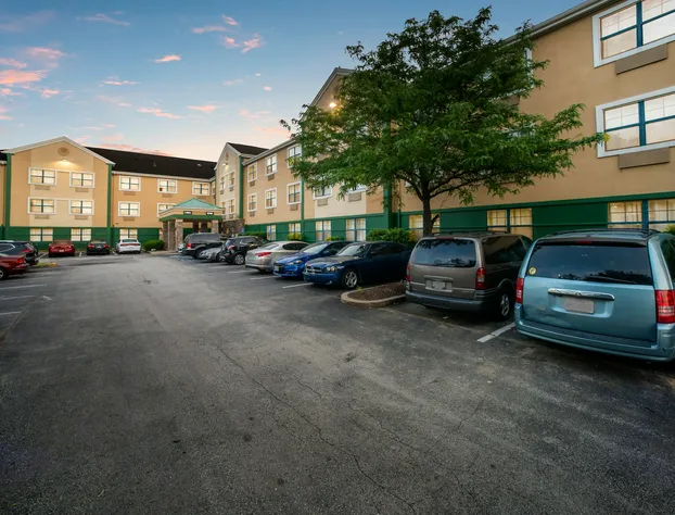 HomeTowne Studios by Red Roof St. Louis - Airport/ N Lindbergh hotel detail image 3