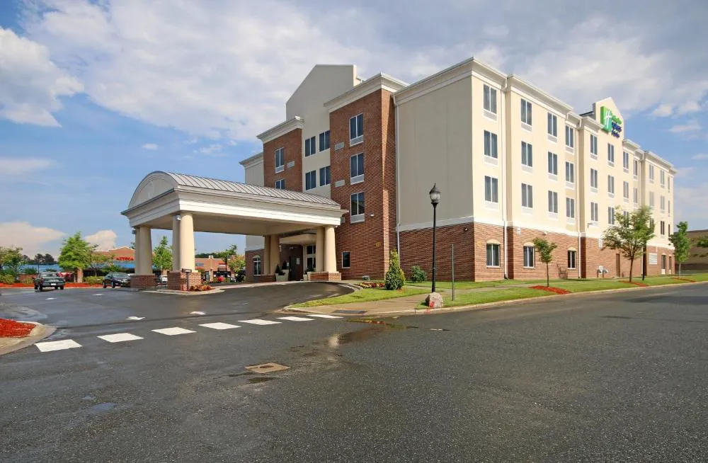 Holiday Inn Express & Suites Charlotte North by IHG hotel hero
