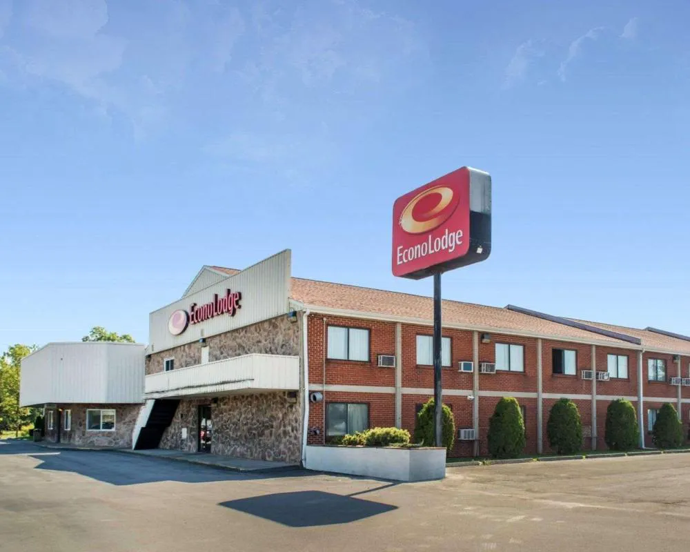 Econo Lodge Darien Lakes hotel hero