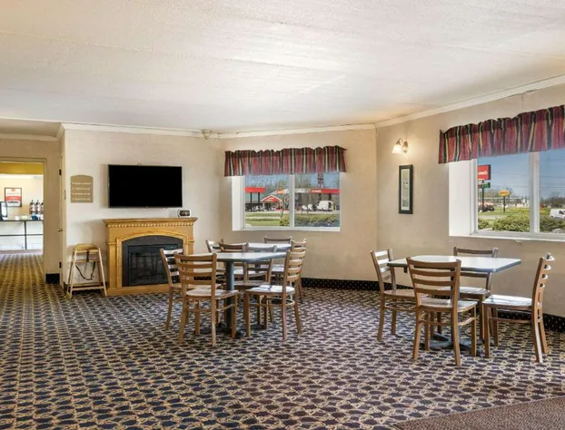 Econo Lodge Darien Lakes hotel detail image 3