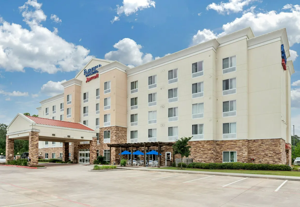 Fairfield Inn & Suites by Marriott Houston Conroe/Woodlands hotel hero