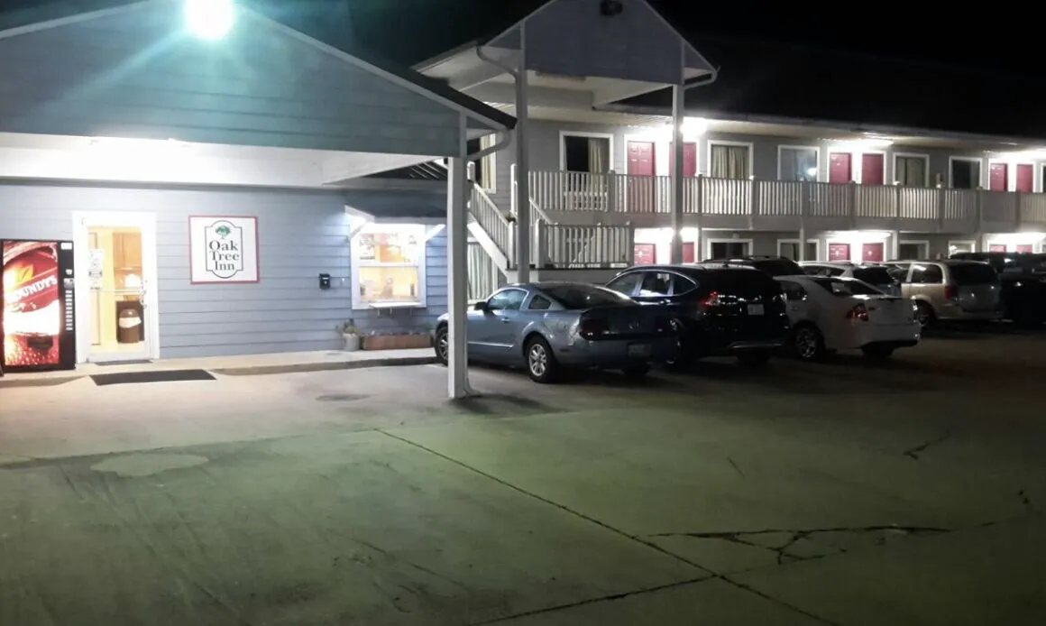 Oak Tree Inn hotel hero