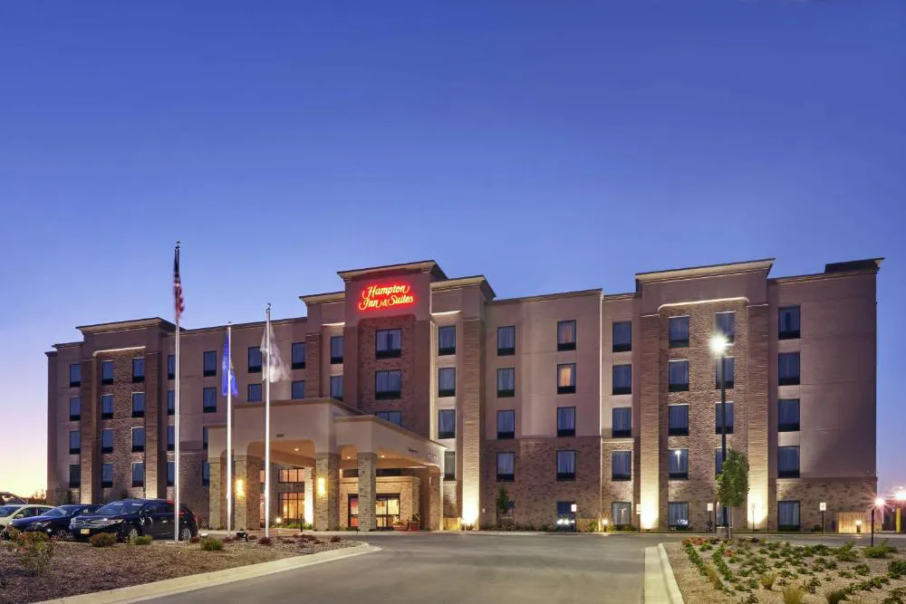 Hampton Inn & Suites Milwaukee/Franklin hotel hero